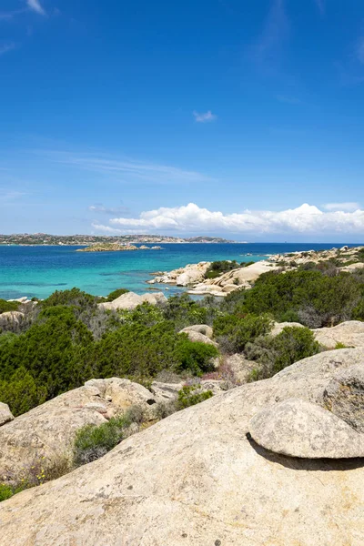 Turkuaz deniz su ve beyaz kayalar çevre Caprea Adası, La Maddalena adalar, İtalya Yaz 2018'parçası üzerinde bir yerde, güneşli bir yaz yatay.