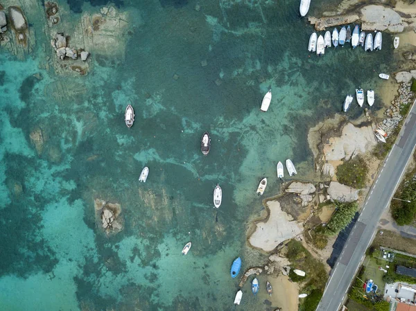 La maddalena, İtalya'nın turkuaz denizin yüzeyinde yüzen birçok tekne ile uçağı görünümünden aeye kuşlar. 