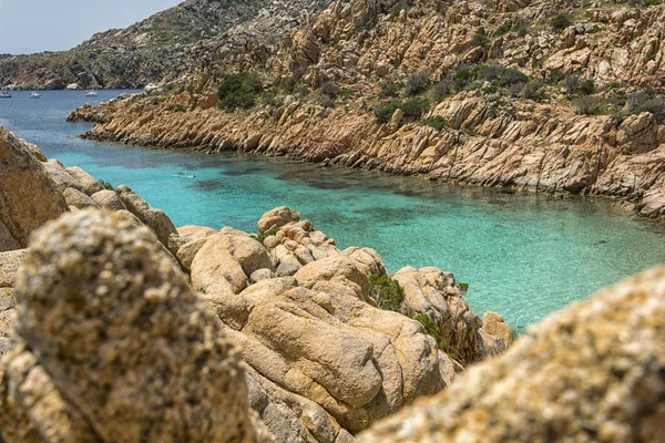 Avrupa'da, Sardunya, İtalya kuzeyinde yer alan la maddalena archipel çoğu plajlardan, yaz yatay. Berrak turkuaz su ve küçük kum plaj. Mükemmel için harcanan yaz tatili.