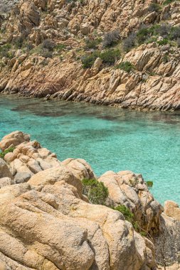 Avrupa'da, Sardunya, İtalya kuzeyinde yer alan la maddalena archipel çoğu plajlardan, yaz yatay. Berrak turkuaz su ve küçük kum plaj. Mükemmel için harcanan yaz tatili.