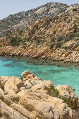 Avrupa'da, Sardunya, İtalya kuzeyinde yer alan la maddalena archipel çoğu plajlardan, yaz yatay. Berrak turkuaz su ve küçük kum plaj. Mükemmel için harcanan yaz tatili.