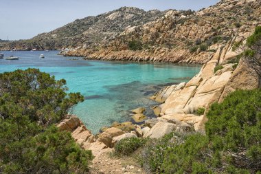 Avrupa'da, Sardunya, İtalya kuzeyinde yer alan la maddalena archipel çoğu plajlardan, yaz yatay. Berrak turkuaz su ve küçük kum plaj. Mükemmel için harcanan yaz tatili.