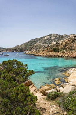 Avrupa'da, Sardunya, İtalya kuzeyinde yer alan la maddalena archipel çoğu plajlardan, yaz yatay. Berrak turkuaz su ve küçük kum plaj. Mükemmel için harcanan yaz tatili.