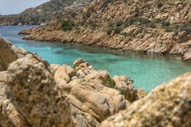 Avrupa'da, Sardunya, İtalya kuzeyinde yer alan la maddalena archipel çoğu plajlardan, yaz yatay. Berrak turkuaz su ve küçük kum plaj. Mükemmel için harcanan yaz tatili.