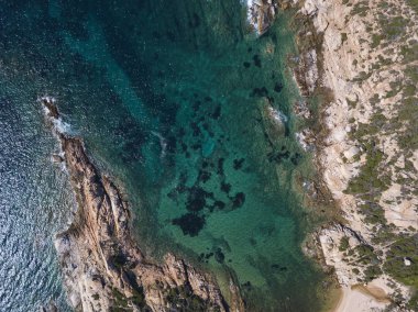 Şaşırtıcı casus uçak kurbağalarının bakışı ile la maddalena adalar ve hiçbir insan ile izole bir plaj sahil. 