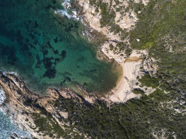 Şaşırtıcı casus uçak kurbağalarının bakışı ile la maddalena adalar ve hiçbir insan ile izole bir plaj sahil. 