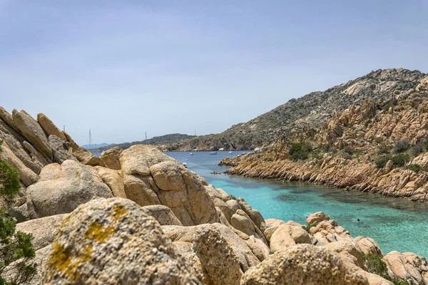 夏季风景与欧洲最海滩之一 在马达莱纳群岛位于意大利撒丁岛以北 清澈的绿松石水和小沙滩 完美的暑假假期 — 图库照片