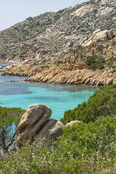 Avrupa'da, Sardunya, İtalya kuzeyinde yer alan la maddalena archipel çoğu plajlardan, yaz yatay. Berrak turkuaz su ve küçük kum plaj. Mükemmel için harcanan yaz tatili.