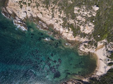 Şaşırtıcı casus uçak kurbağalarının bakışı ile la maddalena adalar ve hiçbir insan ile izole bir plaj sahil. 