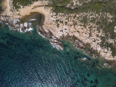 Şaşırtıcı casus uçak kurbağalarının bakışı ile la maddalena adalar ve hiçbir insan ile izole bir plaj sahil. 