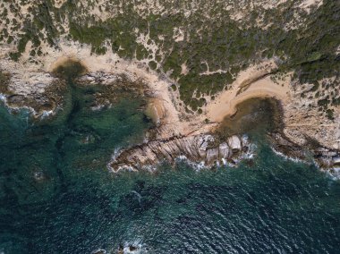 Şaşırtıcı casus uçak kurbağalarının bakışı ile la maddalena adalar ve hiçbir insan ile izole bir plaj sahil. 