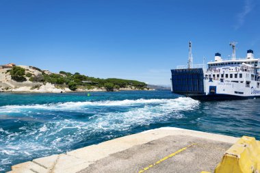 Sardunya, İtalya, 06-09-2018: yaz yatay, feribota renkli palau, Sardunya La Maddalena Archipel için gelen beyaz ve mavi yolculuk içinde.