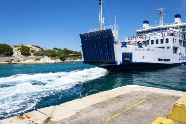 Sardunya, İtalya, 06-09-2018: yaz yatay, feribota renkli palau, Sardunya La Maddalena Archipel için gelen beyaz ve mavi yolculuk içinde.