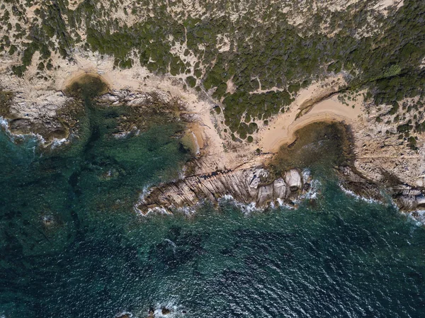 Şaşırtıcı casus uçak kurbağalarının bakışı ile la maddalena adalar ve hiçbir insan ile izole bir plaj sahil. 