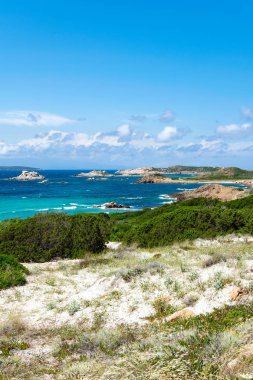 Harika yaz manzara plaj ve turkuaz deniz Caprera Adası, la maddalena, Sardunya, İtalya küçük dalgalar ile çevrili muhteşem çevre ile. 