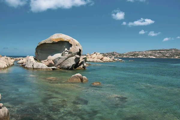 在八达通头海滩 撒丁岛 Maddalen 意大利与一个岩石形状的章鱼头 被惊人的绿松石水和岩石环境包围的中心点 — 图库照片