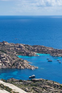 La Maddalena, İtalya 'nın en güzel plajlarından birine sahip inanılmaz yüksek açılı manzara..