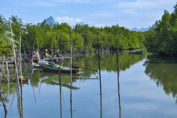 Tayland balıkçı tekneleri