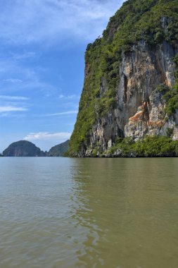 Tayland'da Denizde Kayalar
