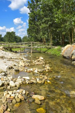 Nehrin üzerindeki köprü
