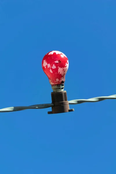 Lâmpada vermelha velha no fundo do céu azul claro — Fotografia de Stock