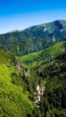 Güzel dağ manzarasının havadan görünüşü
