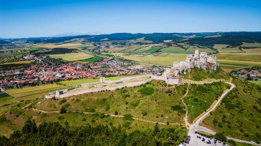 Yeşil tepelere ve uzak köylere bakan antik taş kale