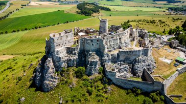 Orta Avrupa 'nın en büyük kalelerinden biri olan Spisk Hrad' ın kalıntıları doğu Slovakya 'da yer almaktadır..