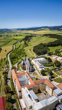 Hava manzarası tarihi kilise binalarını çevreleyen kırsal araziyi gösteriyor.