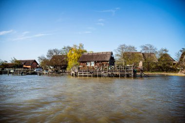 Sakin nehir suyunun yanında duran kırsal ahşap evler