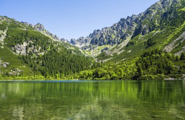 Slovakya 'da bir dağ gölü olan Popradske Pleso' nun (bir zamanlar Rybie Pleso) güzel manzarası 