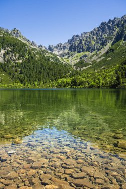 Slovakya 'da bir dağ gölü olan Popradske Pleso' nun (bir zamanlar Rybie Pleso) güzel manzarası 