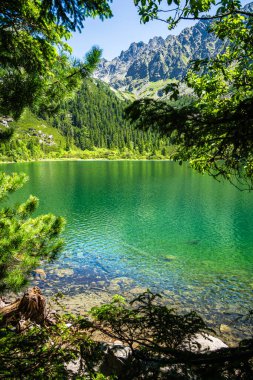 Slovakya 'da bir dağ gölü olan Popradske Pleso' nun (bir zamanlar Rybie Pleso) güzel manzarası 