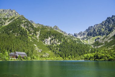 Slovakya 'da bir dağ gölü olan Popradske Pleso' nun (bir zamanlar Rybie Pleso) güzel manzarası 