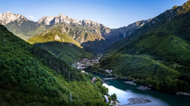 Dağlardaki güzel nehir manzarası ve yeşil ağaçlar.