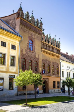 Gökyüzü altında süslemeli ve dekoratif kuleler içeren tarihi bina