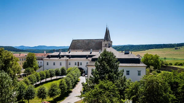 Yeşil ağaçlarla çevrili tarihi beyaz kilise binası