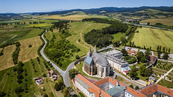 Hava manzarası tarihi kilise binasını çevreleyen kırsal araziyi gösteriyor.