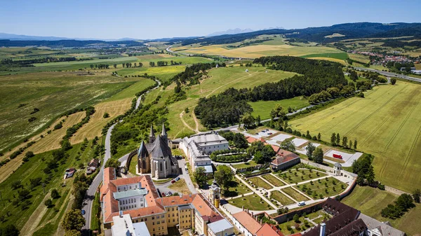 Hava manzarası tarihi binaları çevreleyen kırsal araziyi gösteriyor