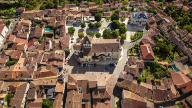 Hava manzarası, tarihi kilisenin eski kırmızı çatılarla çevrili olduğunu gösteriyor.
