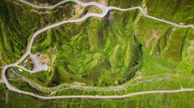 Sarmal dağ yolu yemyeşil tepeler boyunca kıvrılıyor.