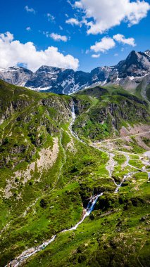 Yeşil dağların güzel manzarası, Troumouse Sirki, Hautes-Pyrenees, Fransa