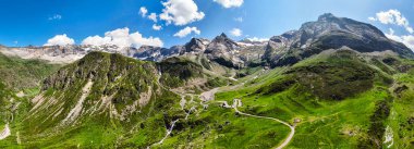 Yeşil dağların güzel manzarası, Troumouse Sirki, Hautes-Pyrenees, Fransa