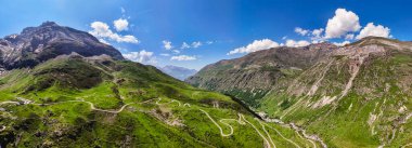 Yeşil dağların güzel manzarası, Troumouse Sirki, Hautes-Pyrenees, Fransa