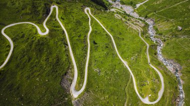 Yeşil dağların güzel manzarası, Troumouse Sirki, Hautes-Pyrenees, Fransa