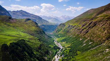 Yeşil dağların güzel manzarası, Troumouse Sirki, Hautes-Pyrenees, Fransa