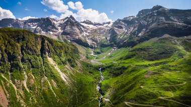 Yeşil dağların güzel manzarası, Troumouse Sirki, Hautes-Pyrenees, Fransa