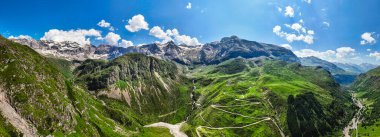 Yeşil dağların güzel manzarası, Troumouse Sirki, Hautes-Pyrenees, Fransa