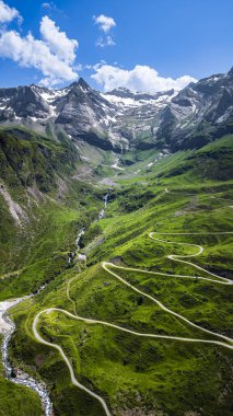 Yeşil dağların güzel manzarası, Troumouse Sirki, Hautes-Pyrenees, Fransa