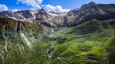 Yeşil dağların güzel manzarası, Troumouse Sirki, Hautes-Pyrenees, Fransa
